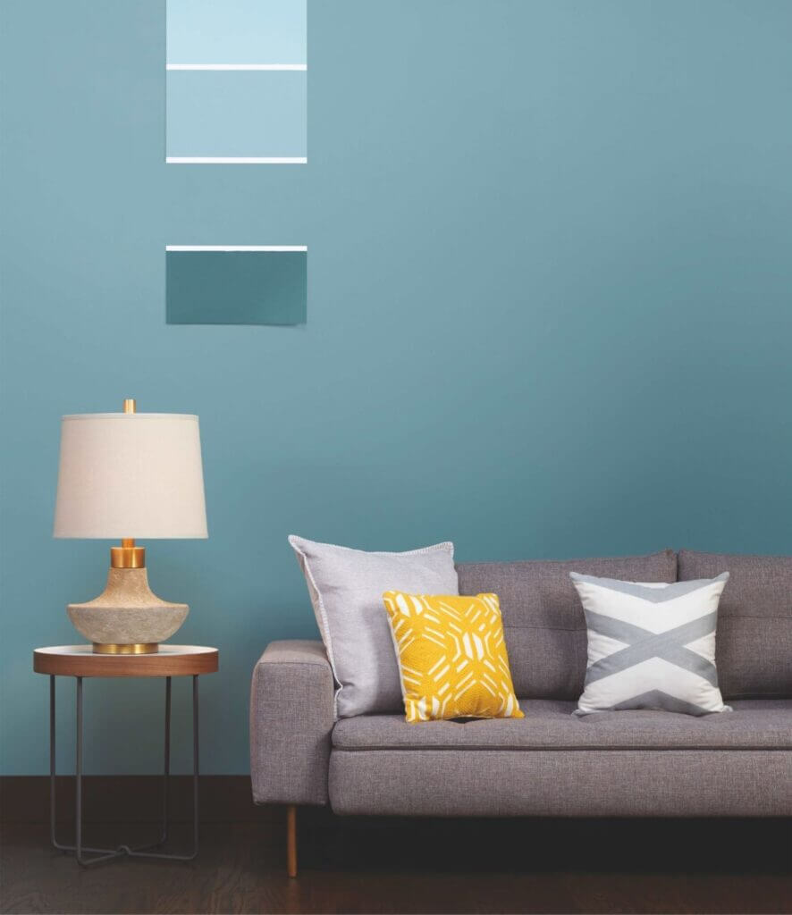 Błękitna ściana w farbie Benjamin Moore z color swatchem