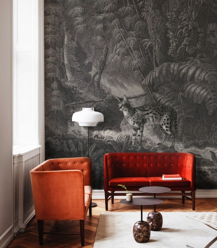 Tapeta Palms and cats Wallcolors w salonie – mural z dżunglą i dzikimi kotami