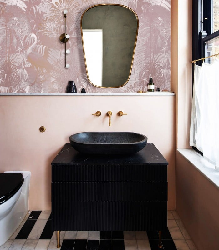 Tapeta Desert Tropics Pink Wallcolors w aranżacji łazienki