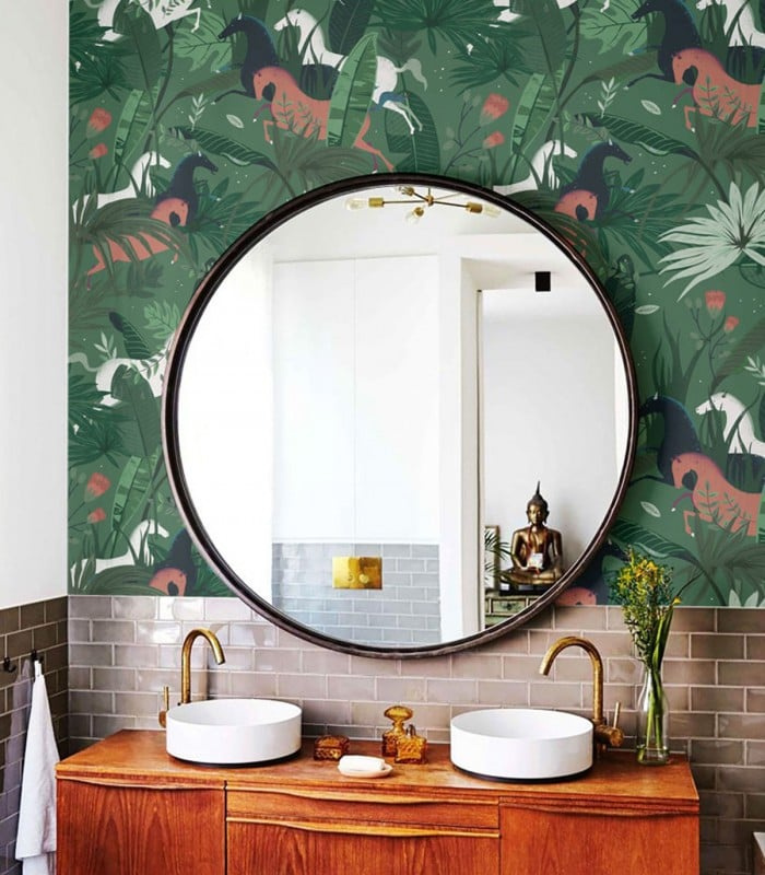 Tapeta Dream Horses Green w łazience nad drewnianą szafką z umywalkami