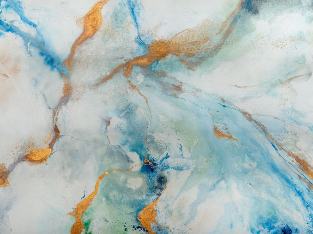 zbliżenie wzoru Dreamstone – niebiesko biało złota tapeta na wymiar