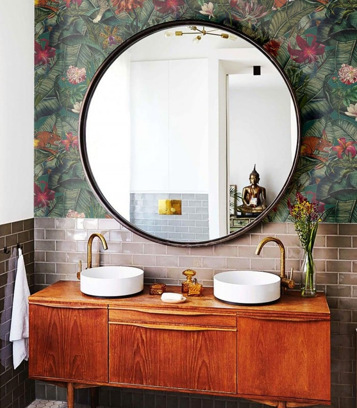 Tapeta Green Island Wallcolors w łazience z lustrem