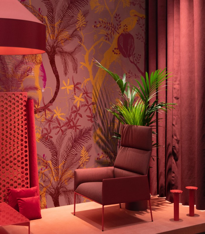 Tapeta Hidden Storks Wallcolors w salonie z czerwonym fotelem