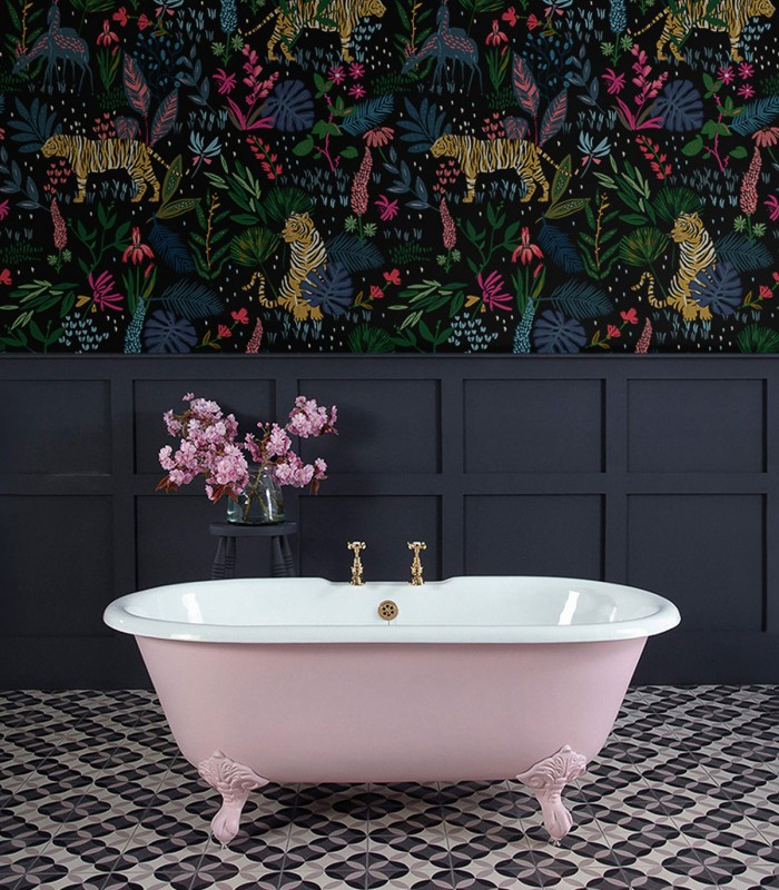 Tapeta Colorfull Tiger Wallcolors w łazience z czarną boazerią i różową wanną