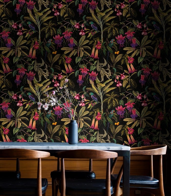 Tapeta Frida Wallcolors w aranżacji jadalni – egzotyczne kwiaty i ptaki na ciemnym tle
