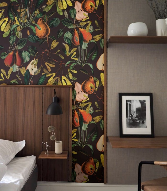 Tapeta Pear Maroon Wallcolors we wnętrzu sypialni