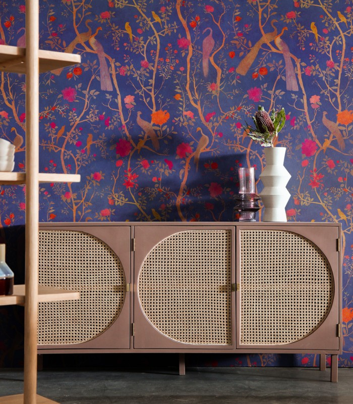 Tapeta Fado Wallcolors w salonie – granatowa ściana z motywem ptaków i kwiatów