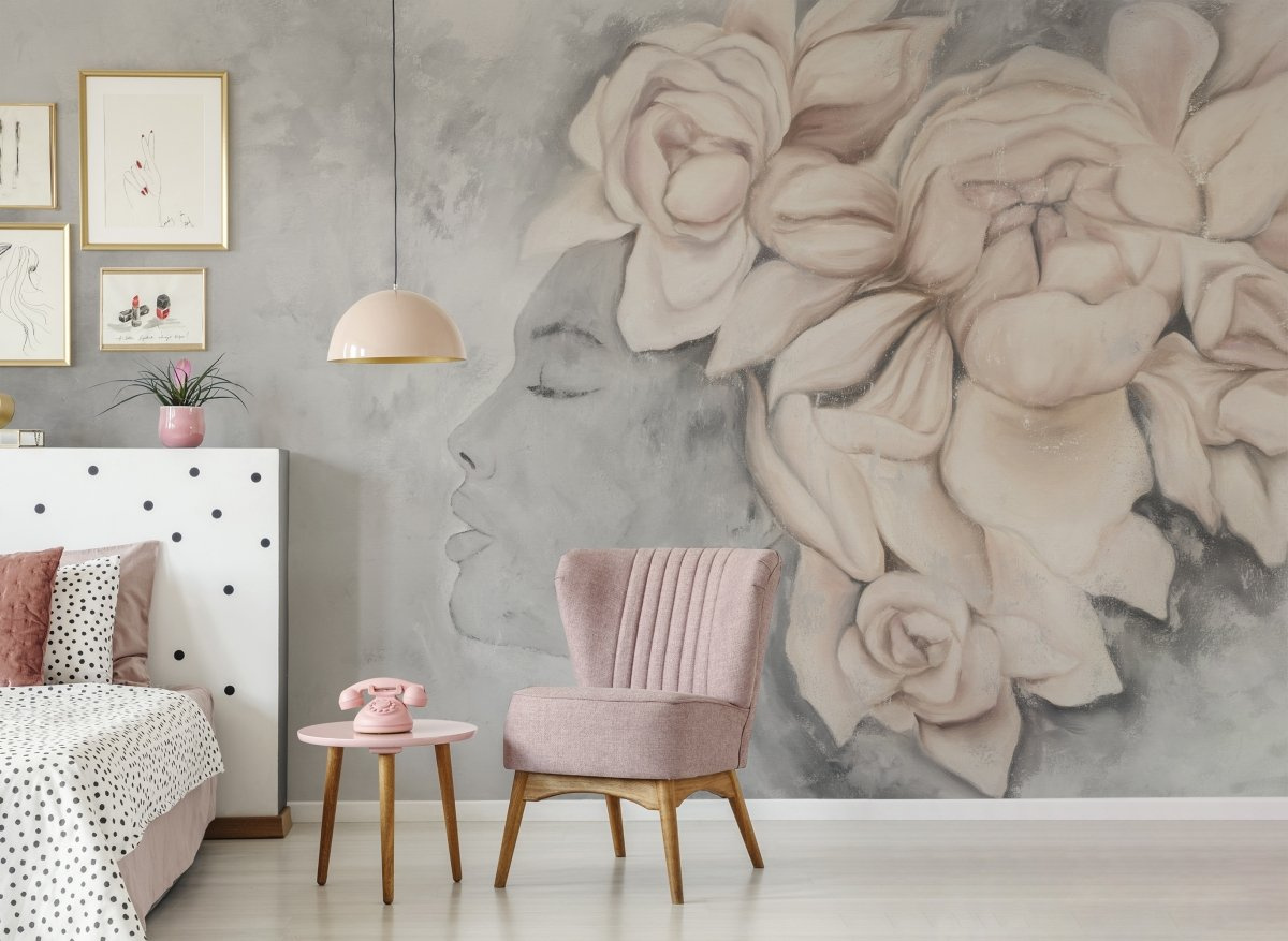 tapeta na wymiar WallArt do salonu – artystyczny portret kobiety z kwiatami w odcieniach beżu i szarości