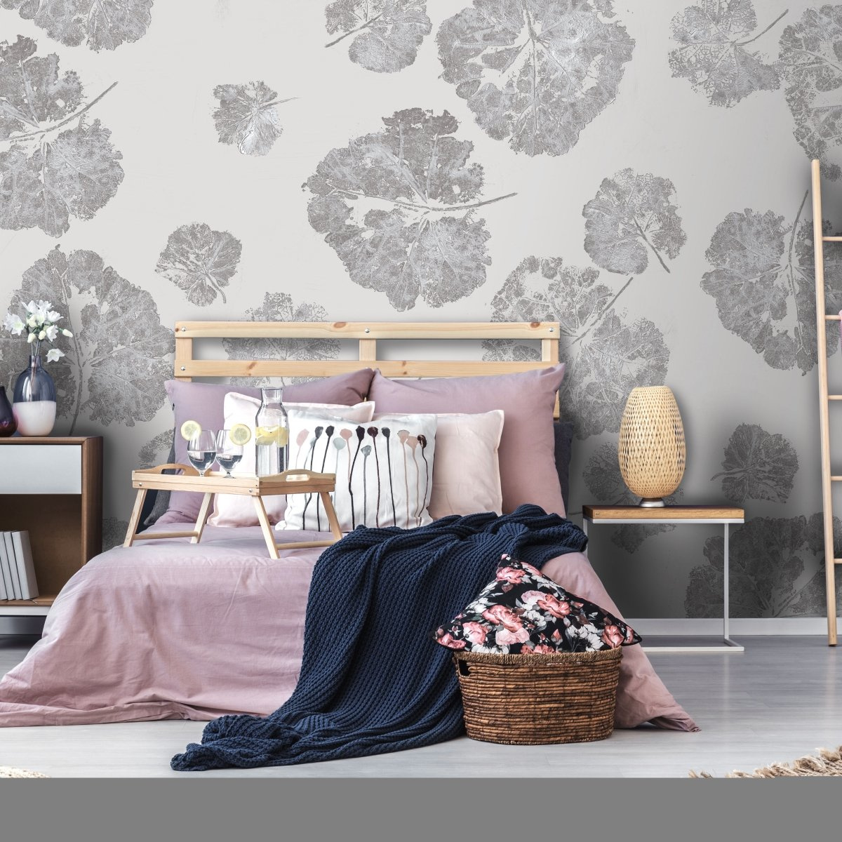 tapeta na wymiar WallArt do sypialni – szaro-biały motyw liści Foglia Dust na ścianie