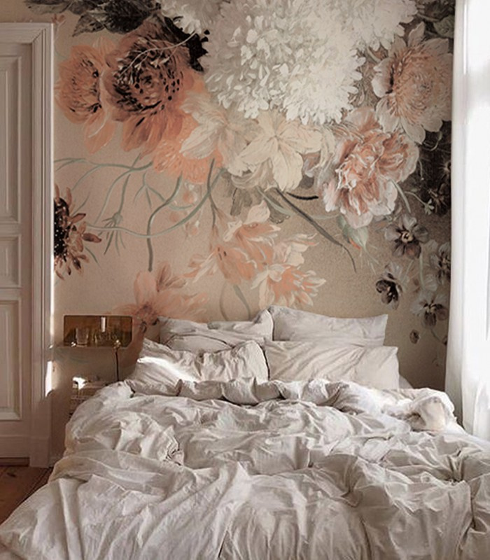 Tapeta Beige floral Wallcolors na ścianie za łóżkiem w sypialni