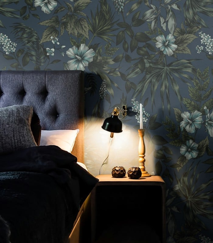 Tapeta Darkness Green marki Wallcolors – aranżacja w sypialni