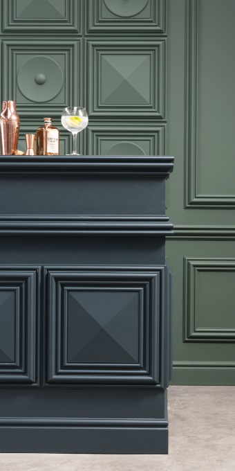 Listwa ścienna Orac Decor P4025 AUTOIRE we wnętrzu komercyjnym na ścianie za ladą