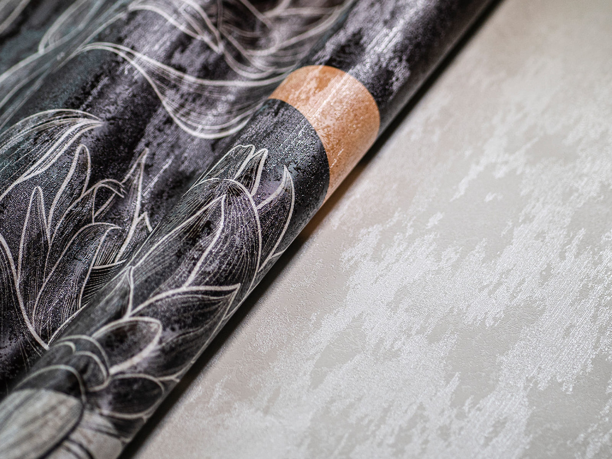 Zbliżenie na strukturę i winylową powierzchnię tapety WallCraft Protea