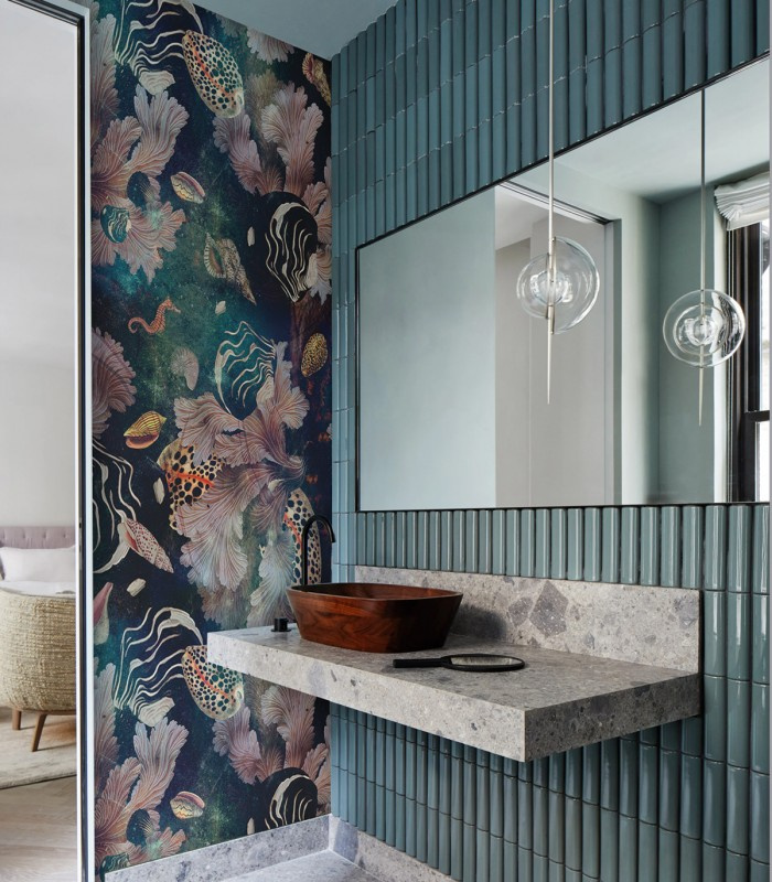 Tapeta Black Sea w aranżacji łazienki z betonową umywalką