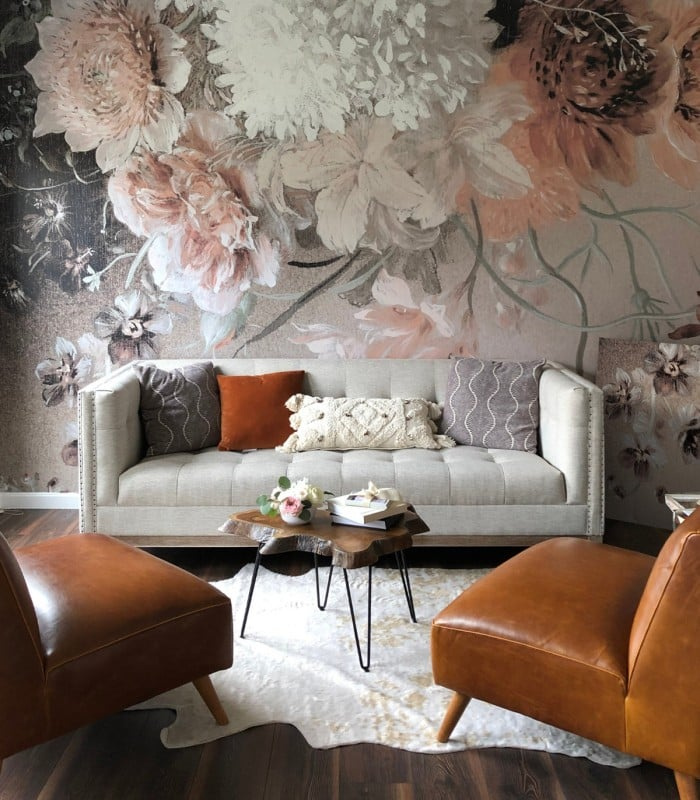 Tapeta Beige floral Wallcolors w salonie z sofą i skórzanymi fotelami