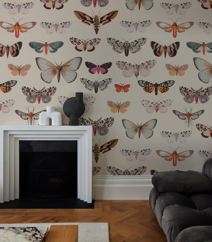 Tapeta Colorful Butterfly Light Beige na ścianie w salonie z kominkiem