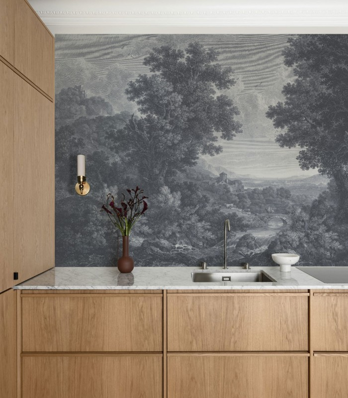 Tapeta na wymiar Wallcolors Picturesque Valley of Serenit Blue w aranżacji kuchni z drewnianymi frontami