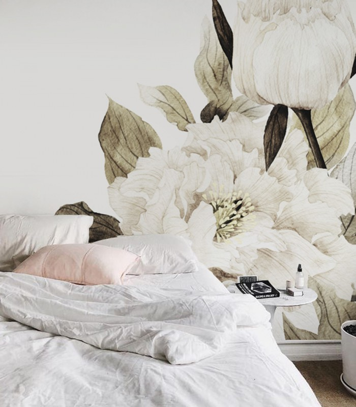 Tapeta Pretty beige Wallcolors w sypialni z dużymi kremowymi kwiatami