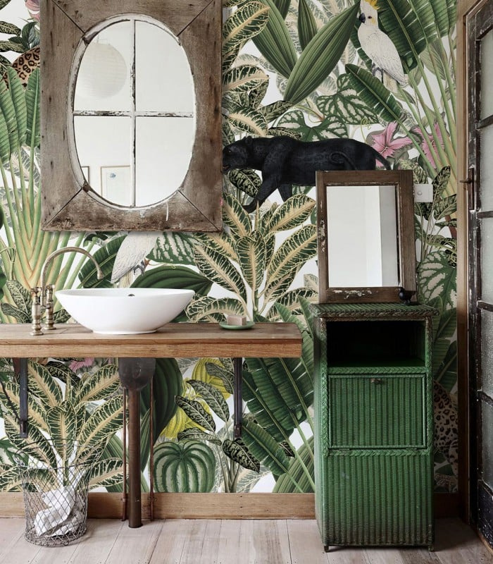 Tapeta Light Jungle Wallcolors – tropikalny wzór w aranżacji łazienki