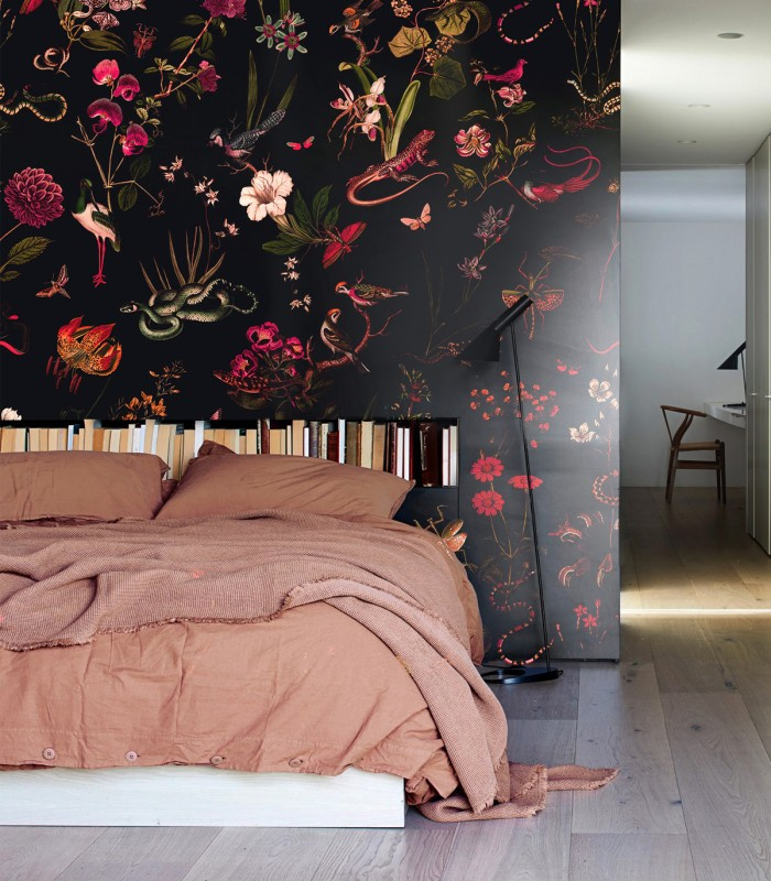 Tapeta Mysterious Garden przy łóżku w sypialni – ściana dekoracyjna