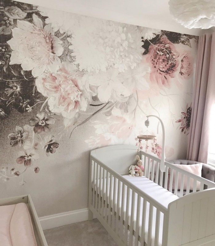 Tapeta Beige floral Wallcolors w pokoju dziecięcym z białym łóżeczkiem