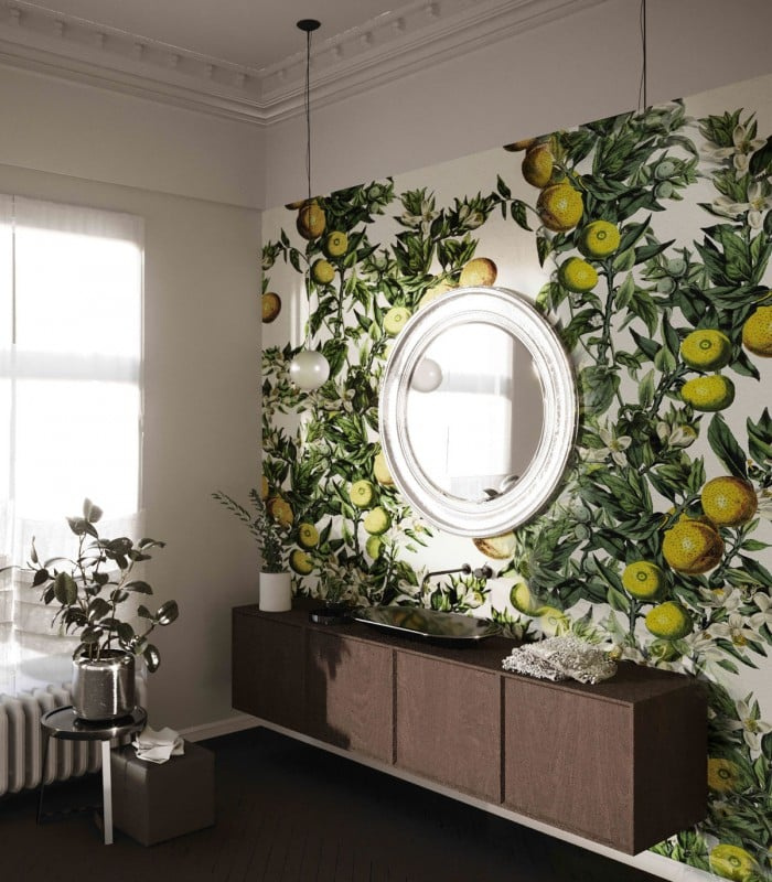 Tapeta cytrusowa Lemon Wallcolors na ścianie w salonie z lustrem