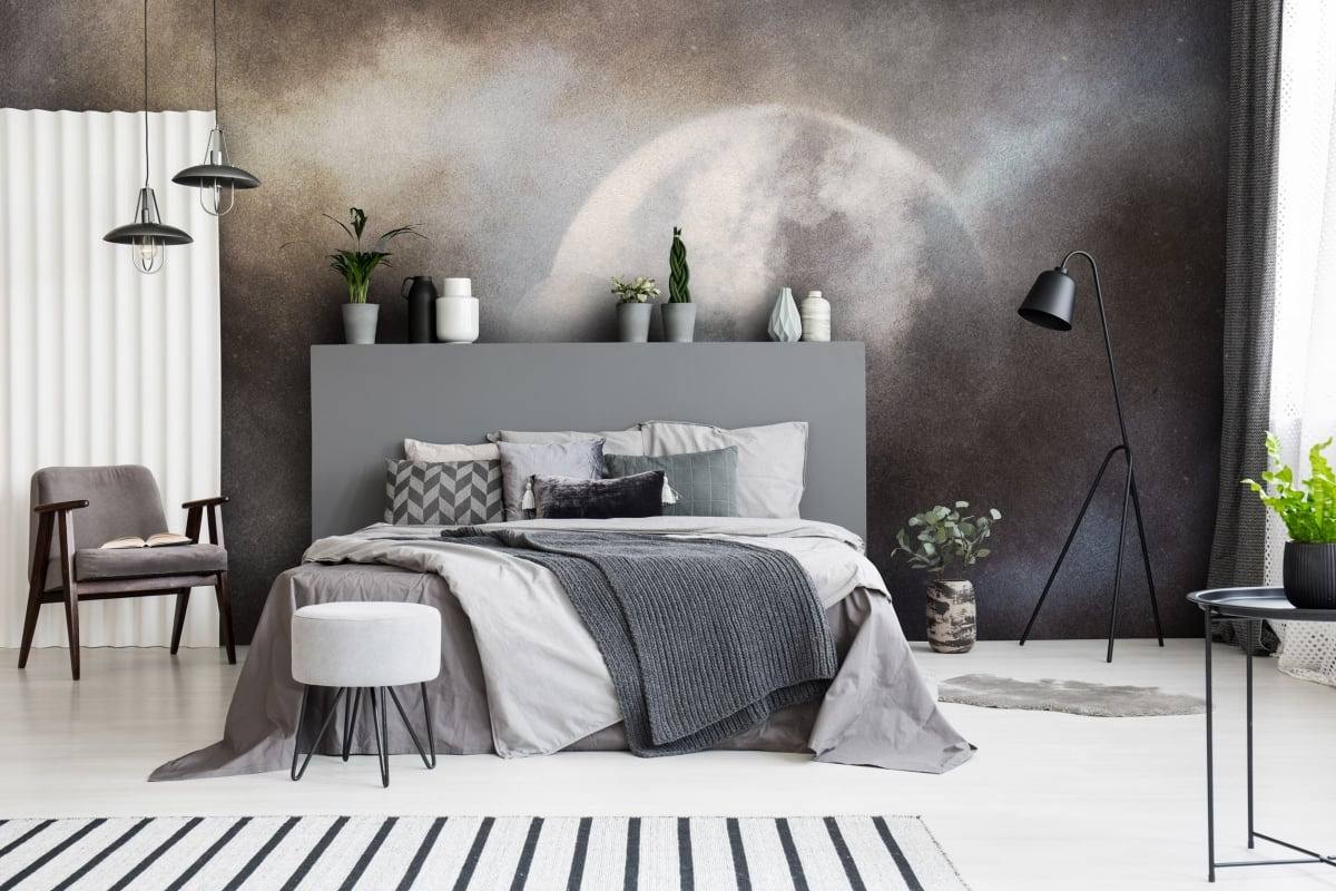 Tapeta na wymiar WallArt do salonu – fototapeta Seiun w odcieniach szarości za łóżkiem w sypialni