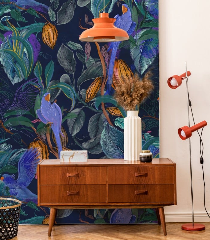 Tapeta Blue Parrots Wallcolors w salonie z komodą i pomarańczową lampą