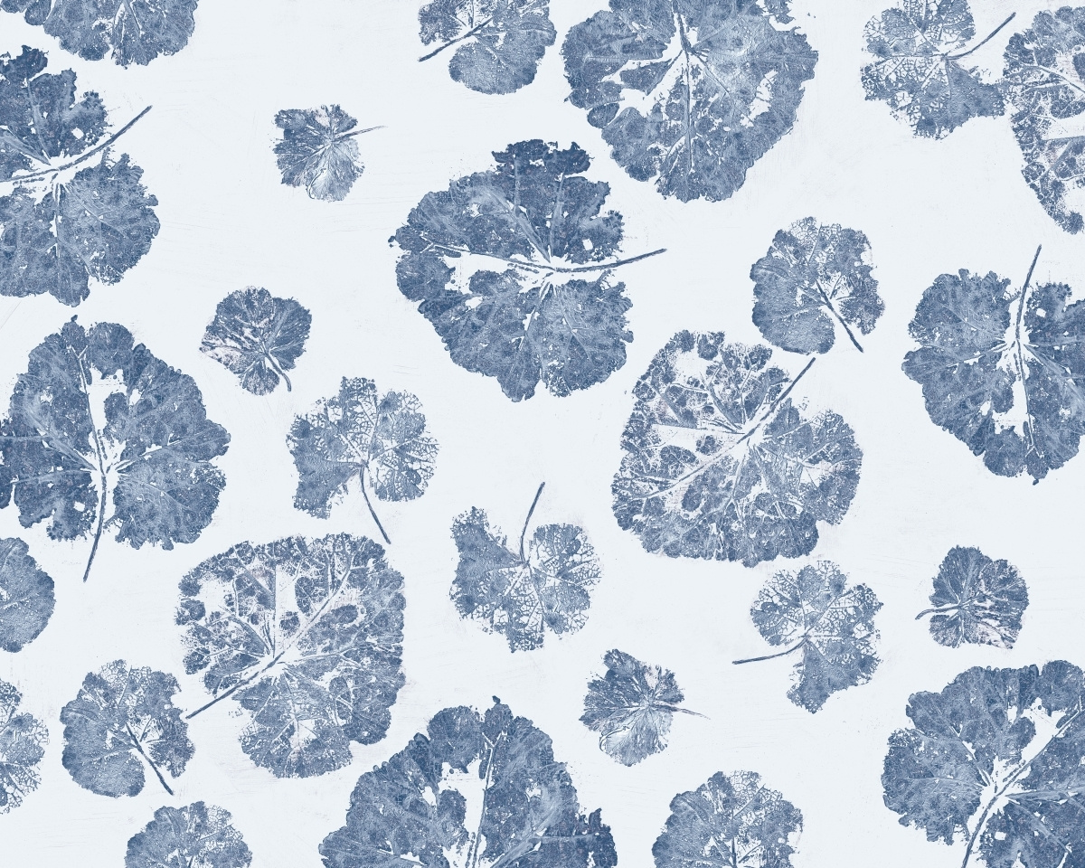 personalizowana tapeta winylowa Foglia Navy – detal wzoru liści do sypialni