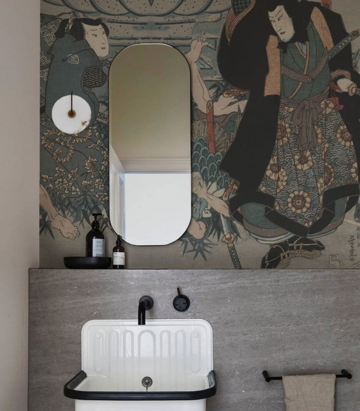 Tapeta Samurai Saga marki Wallcolors w łazience – fragment wzoru z samurajami