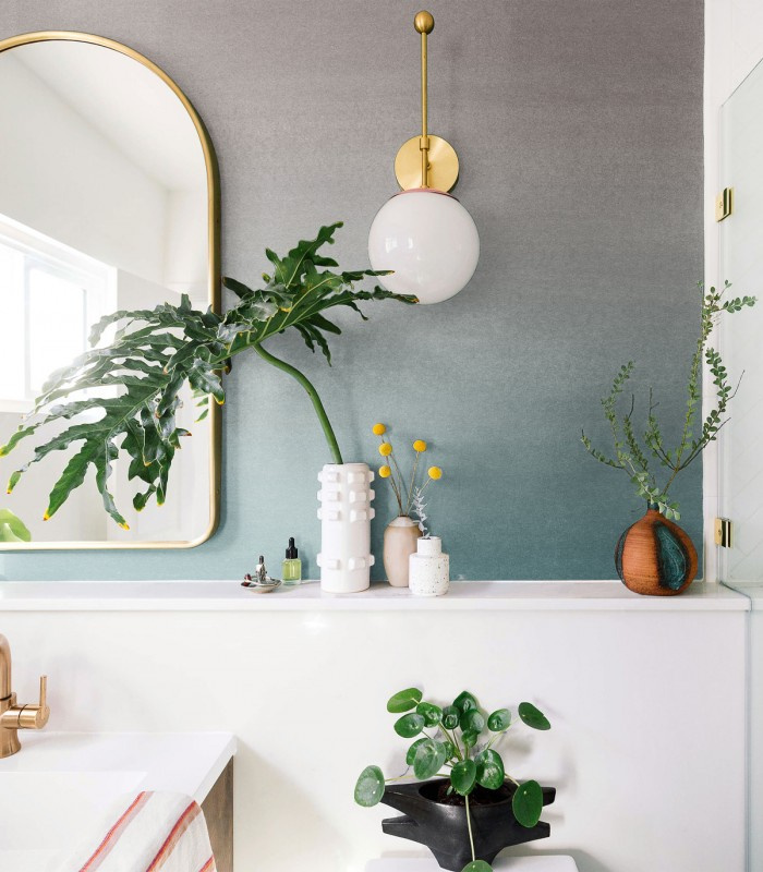 Tapeta Turquoise Fogg w jasnym wnętrzu z roślinami i naturalnymi dodatkami