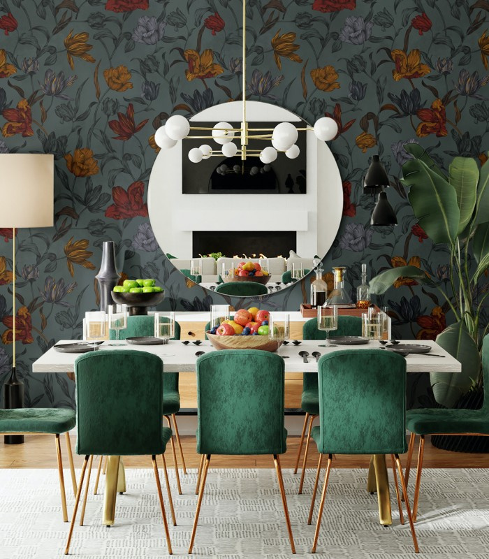 Tapeta Orange flowers Wallcolors w eleganckiej jadalni z zielonymi krzesłami