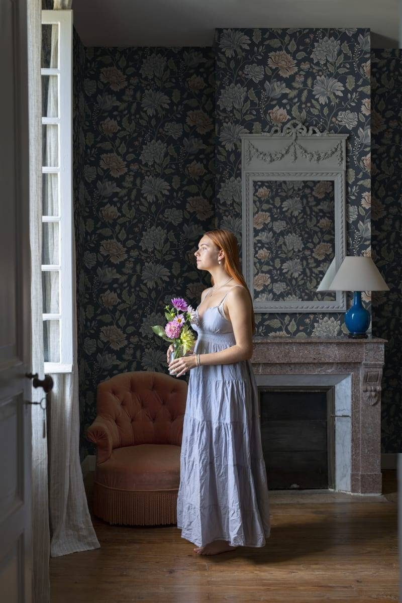 S10263 – tapeta Annabelle Classic Blue Le Village Sandberg – Sandberg – zdjęcie produktu