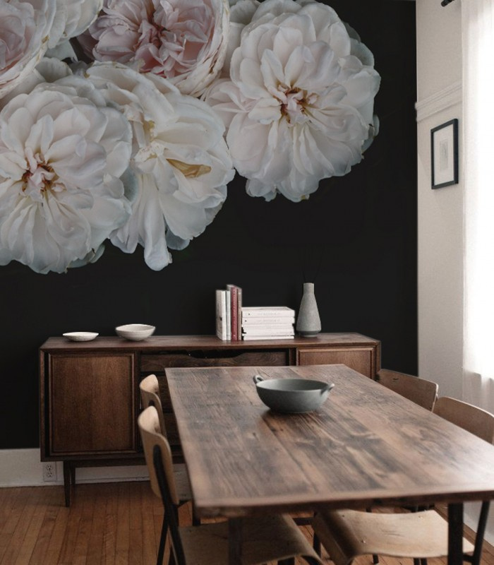 Tapeta Peony Wallcolors – wielkoformatowe piwonie na ciemnym tle w jadalni