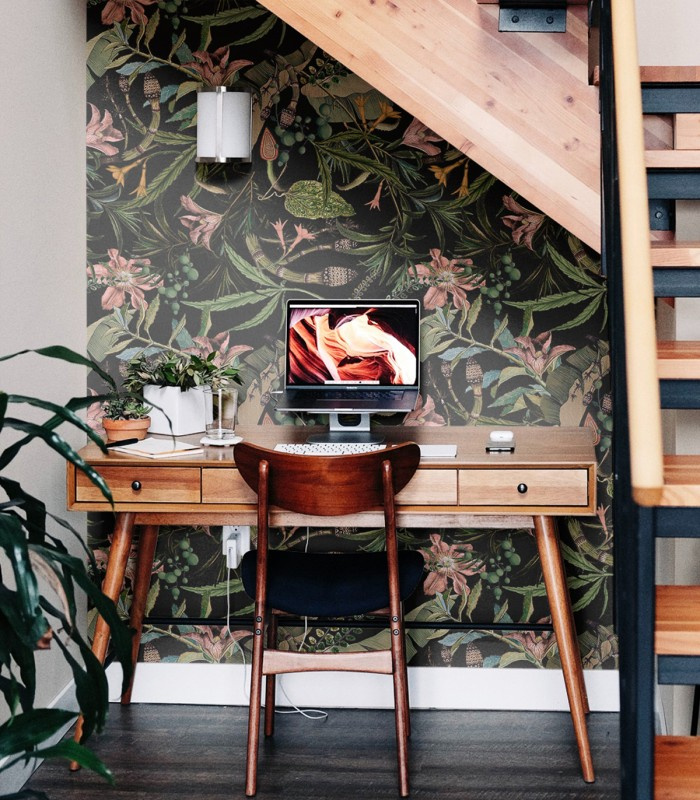 Tapeta Dark Forest Wallcolors przy biurku w domowym gabinecie z drewnianymi meblami