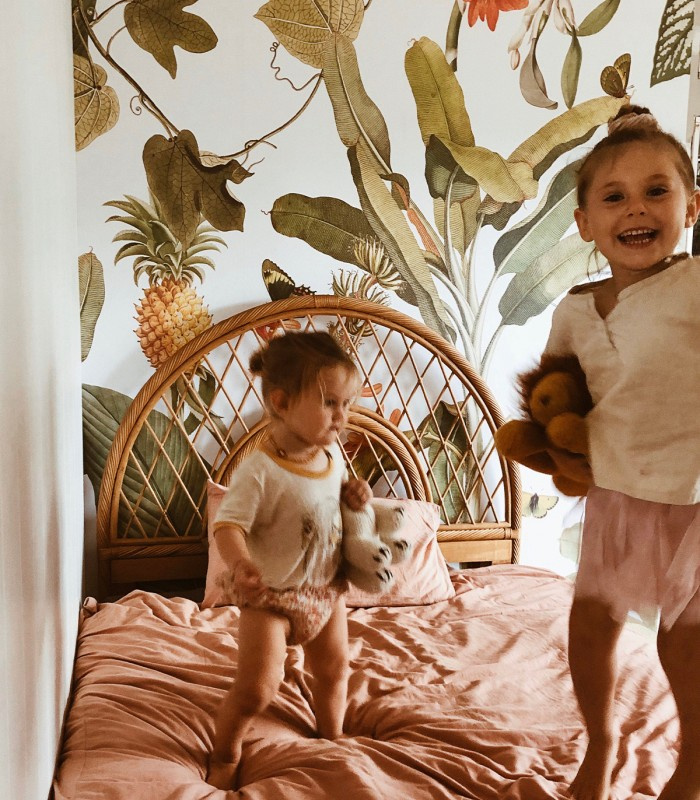 Tapeta Tropicana w pokoju dziecięcym – aranżacja ściany za łóżkiem