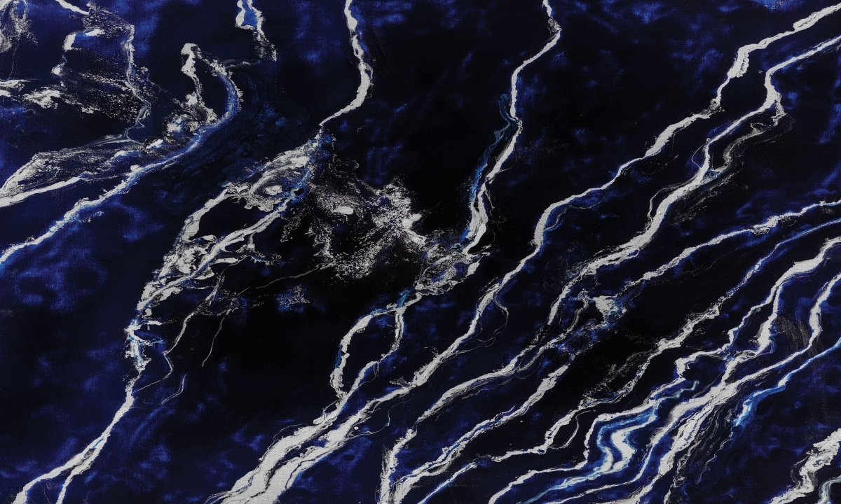 Tapeta artystyczna panoramiczna do sypialni – wzór Hades w granatowo-białej abstrakcji