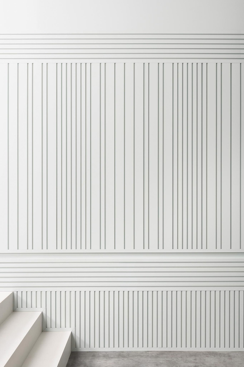 Biała ściana z panelami 3D W119 BAR MIX w połączeniu z innymi panelami z kolekcji BAR