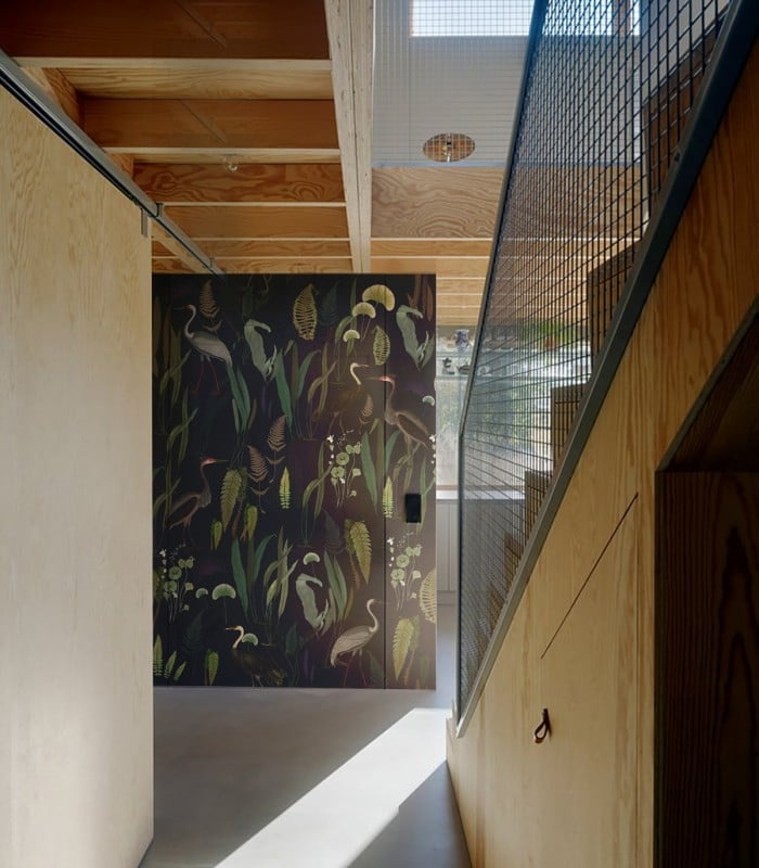 Tapeta Calm Heron Navy w przedpokoju - aranżacja Wallcolors