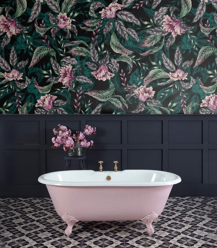 Tapeta Madagaskar Wallcolors w łazience – egzotyczna kompozycja roślinna na ciemnym tle