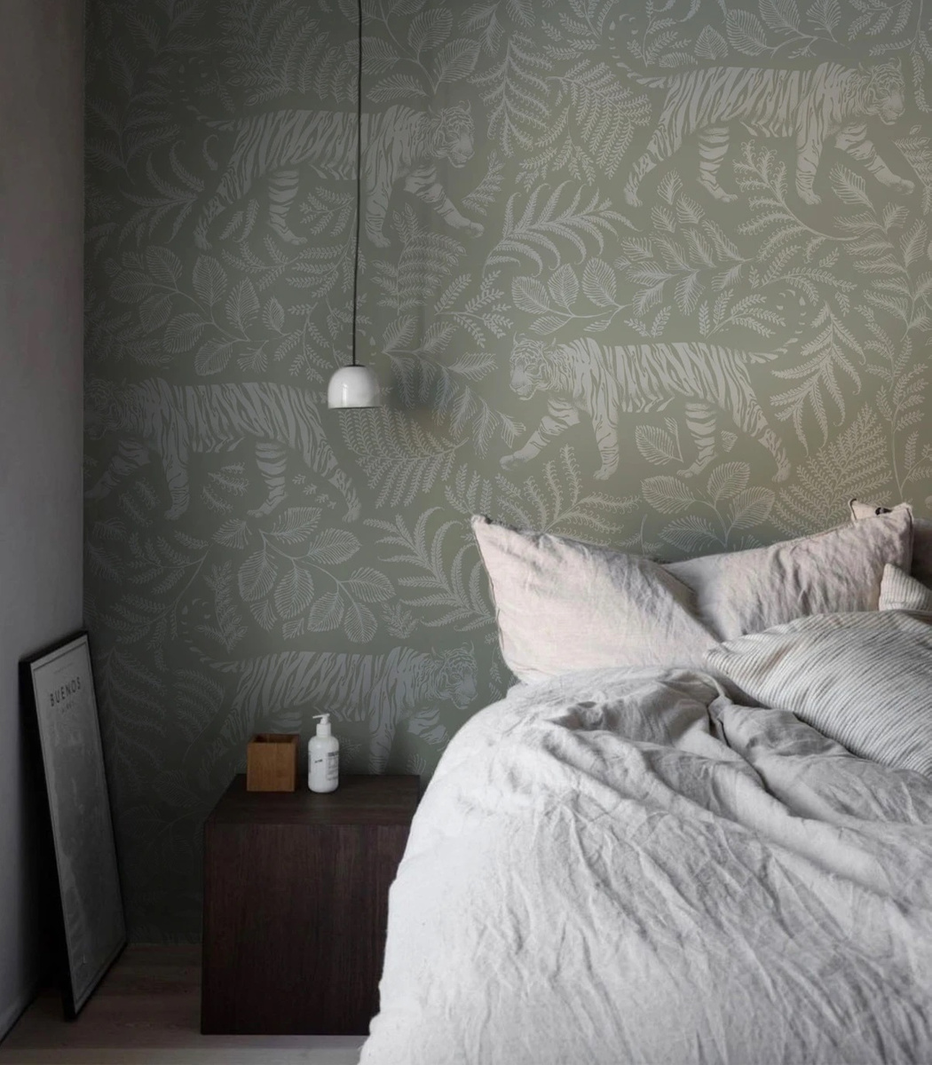 Tapeta Camouflaged Tiger Light Green za łóżkiem w sypialni w odcieniach szarości i bieli