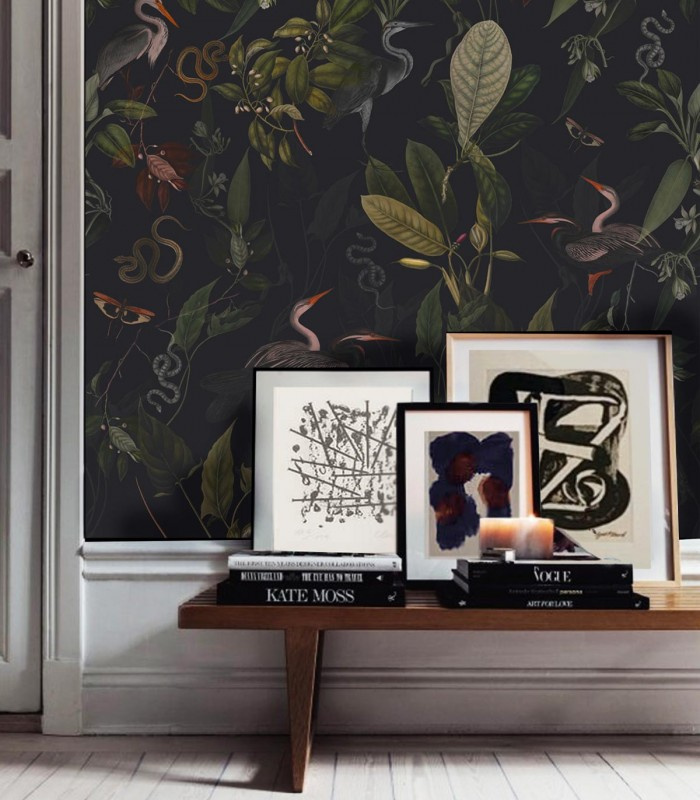 Tapeta Dark Heron Wallcolors w aranżacji ściany z grafikami i książkami