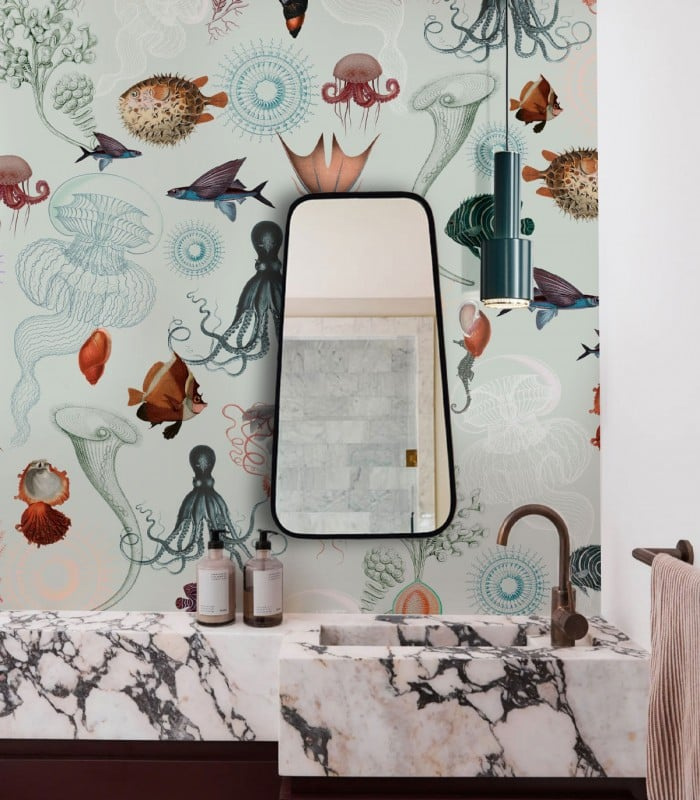 Tapeta Underwater World Light Wallcolors w aranżacji łazienki – morski wzór na jasnym tle