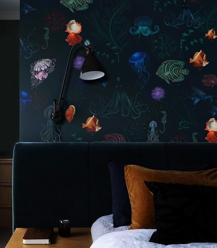 Tapeta Underwater World Wallcolors na ścianie w sypialni