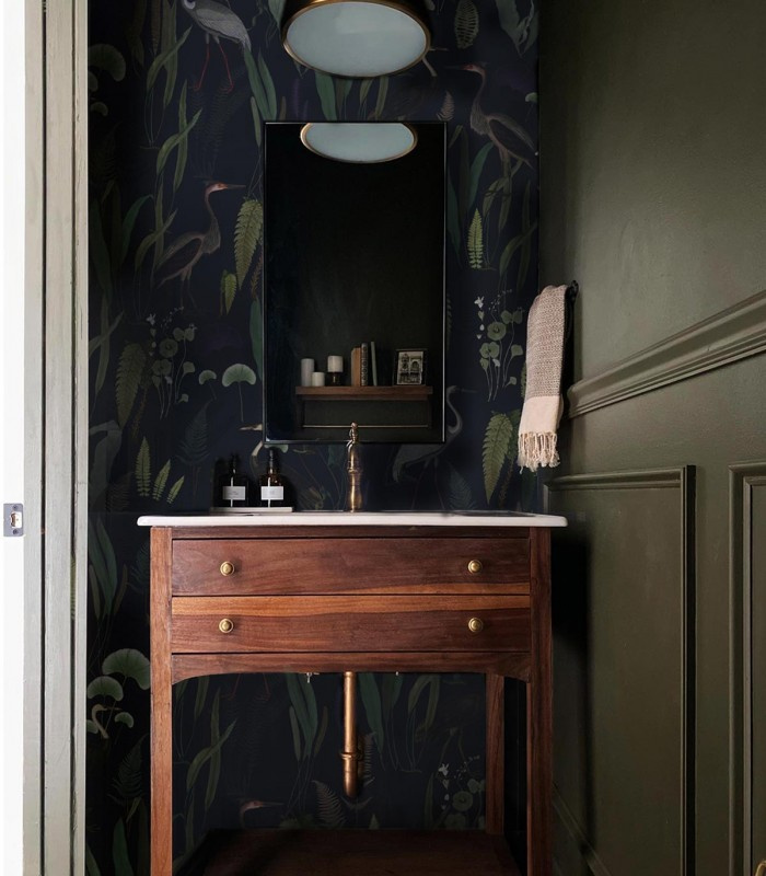 Tapeta Calm Heron Navy w łazience - aranżacja ściany za umywalką