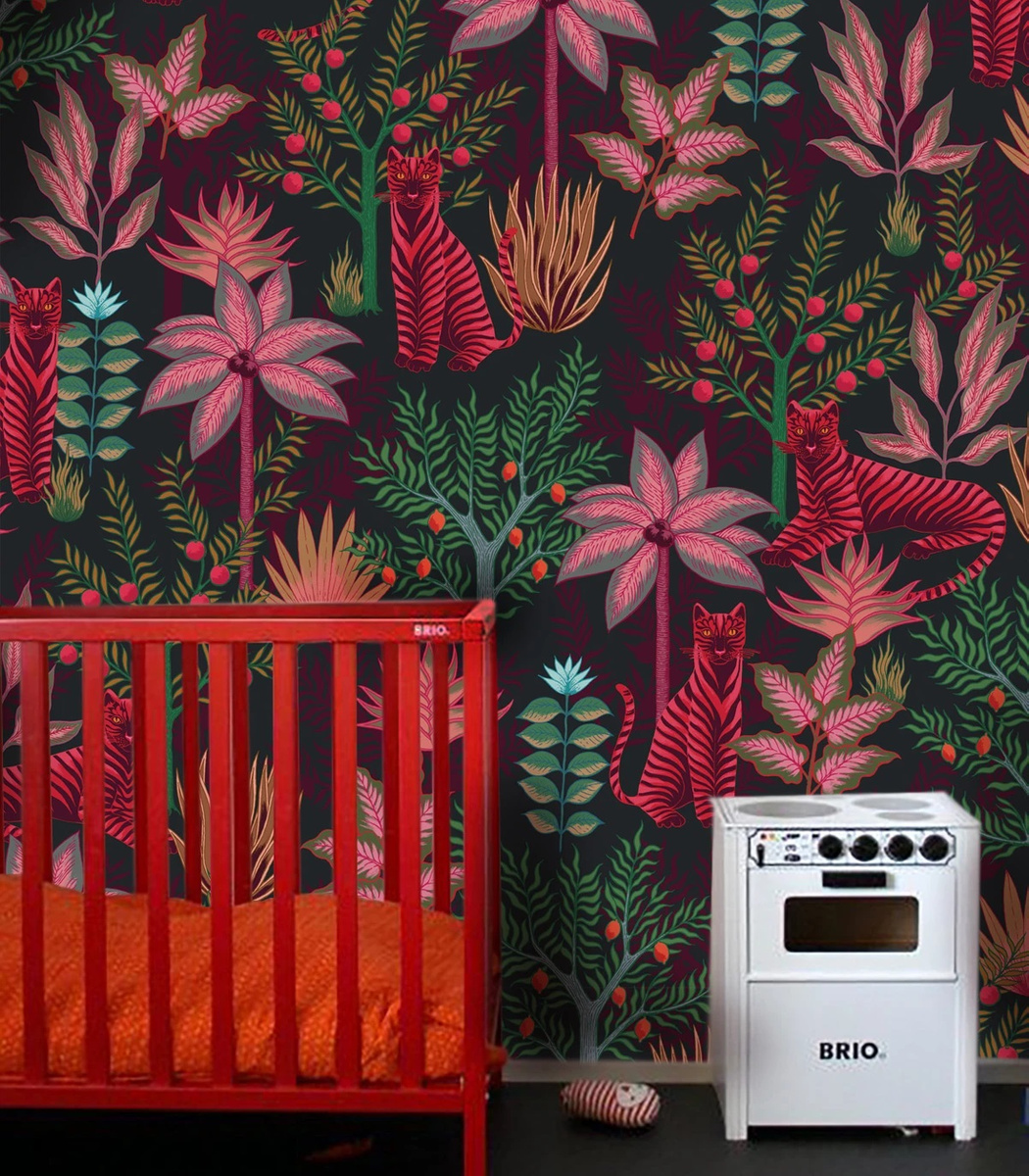 Wielokolorowa tapeta Gold Tigers Black Wallcolors z motywem tygrysów i roślin na czarnym tle