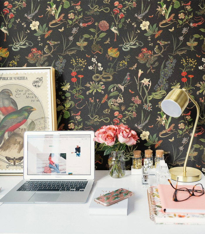 Tapeta Secret Garden Wallcolors w domowym biurze z biurkiem i lampą