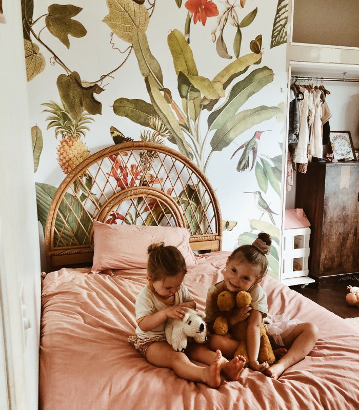 Tapeta Tropicana w sypialni dziecka – kolorowa ściana z motywem tropikalnym