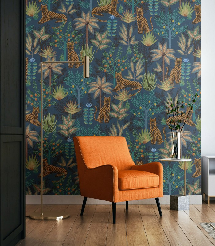 Zbliżenie tapety Gold Tigers w łazience – złote detale i granatowe tło