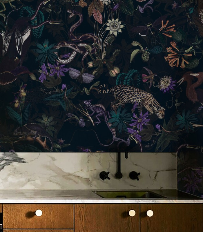 Zbliżenie wzoru tapety Enchanted Garden Toxic Wallcolors z panterą i roślinami